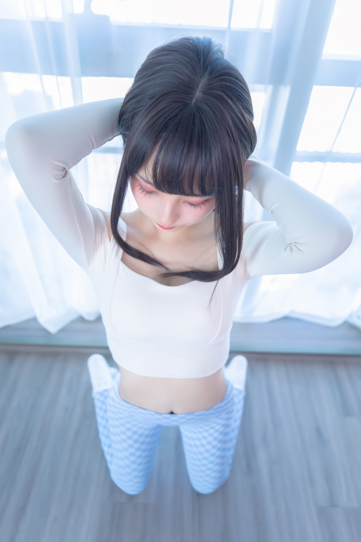 xgyw.top_萝莉美女神楽坂真冬蓝白格主题室内性感白色抹胸上衣配紧身运动裤撩人写真75P