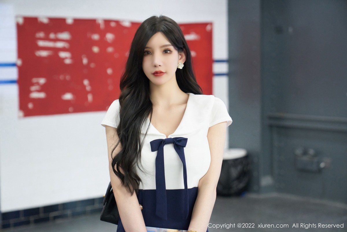 xgyw.top_XiuRen第4979期_女神周于希Sally地铁故事主题性感连衣短裙秀美腿迷人诱惑写真80P