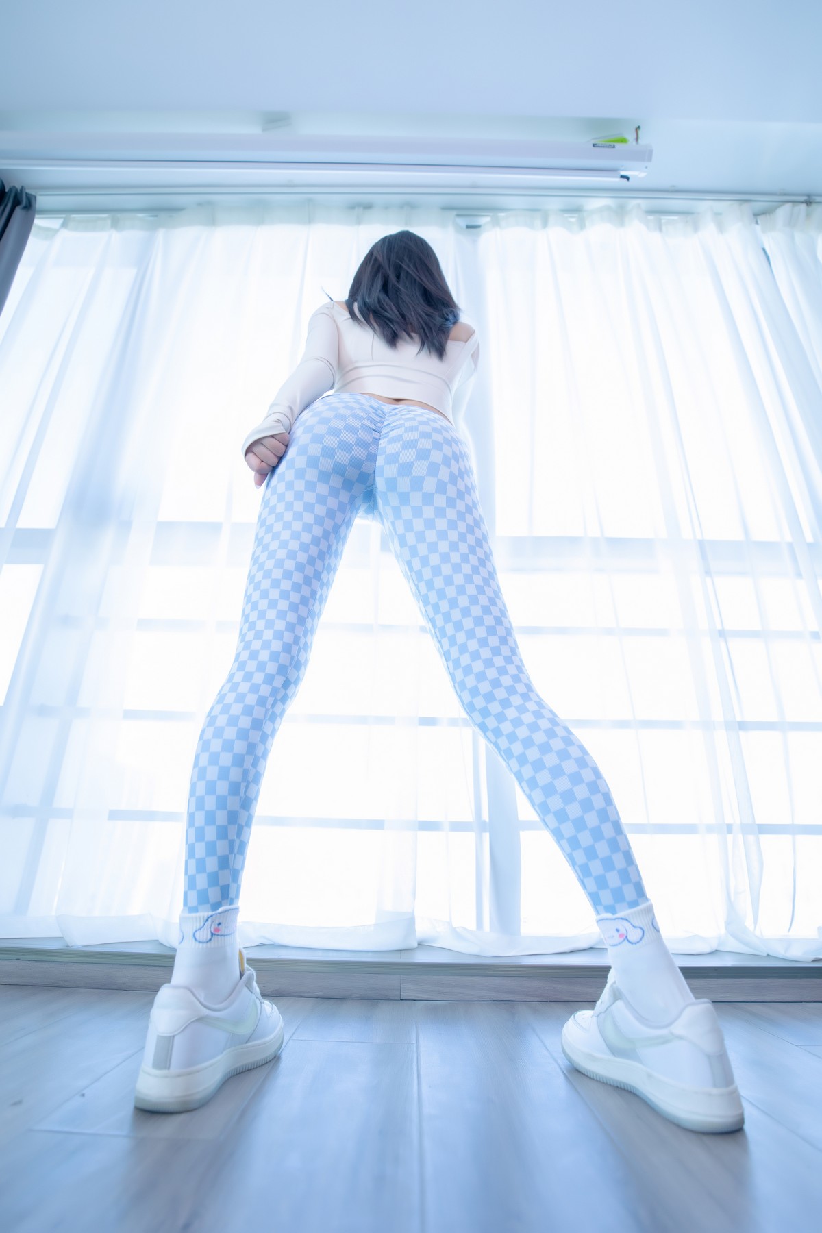 xgyw.top_萝莉美女神楽坂真冬蓝白格主题室内性感白色抹胸上衣配紧身运动裤撩人写真75P