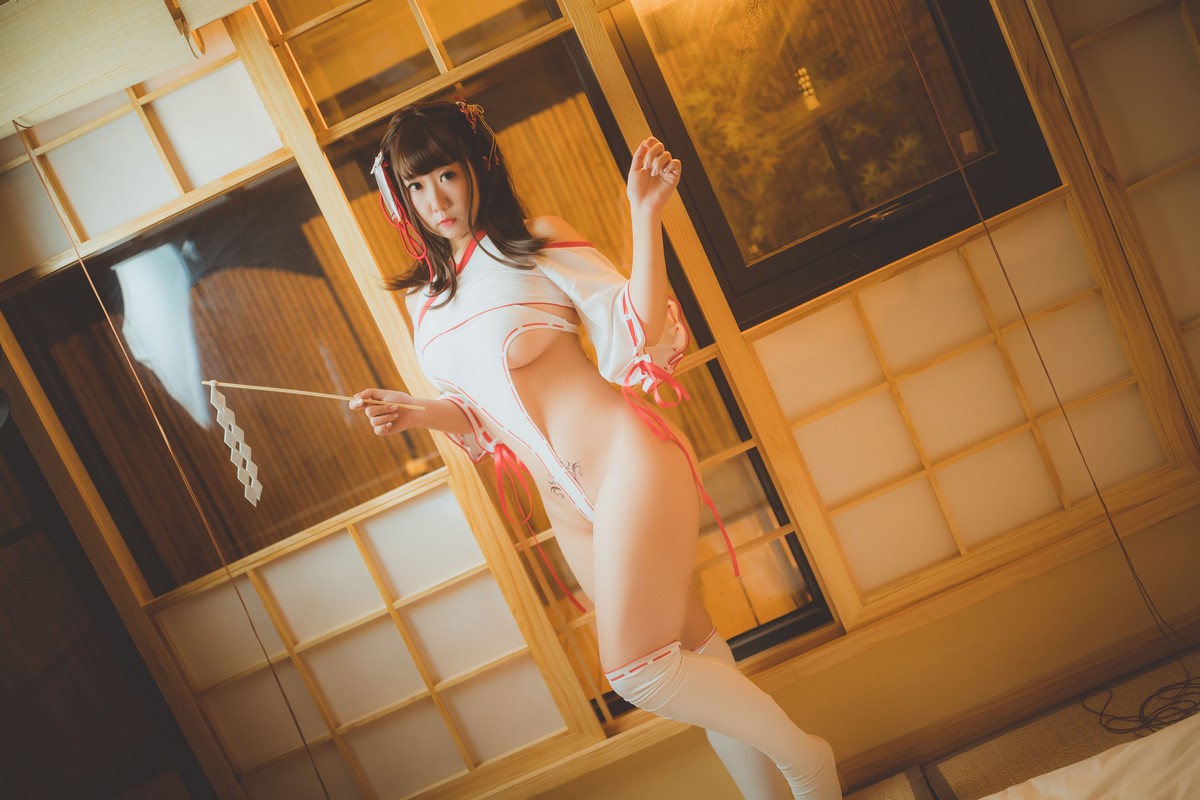 xgyw.top_微博红人甜糖大魔王妈妈子巫女主题私房日系服饰高叉连体衣秀翘臀美腿诱惑写真33P