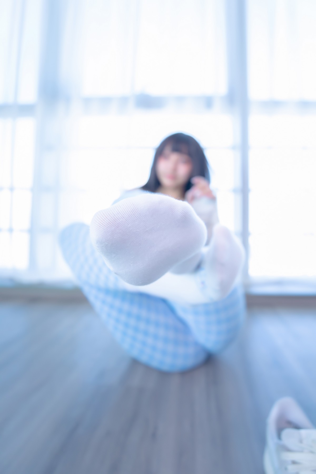 xgyw.top_萝莉美女神楽坂真冬蓝白格主题室内性感白色抹胸上衣配紧身运动裤撩人写真75P