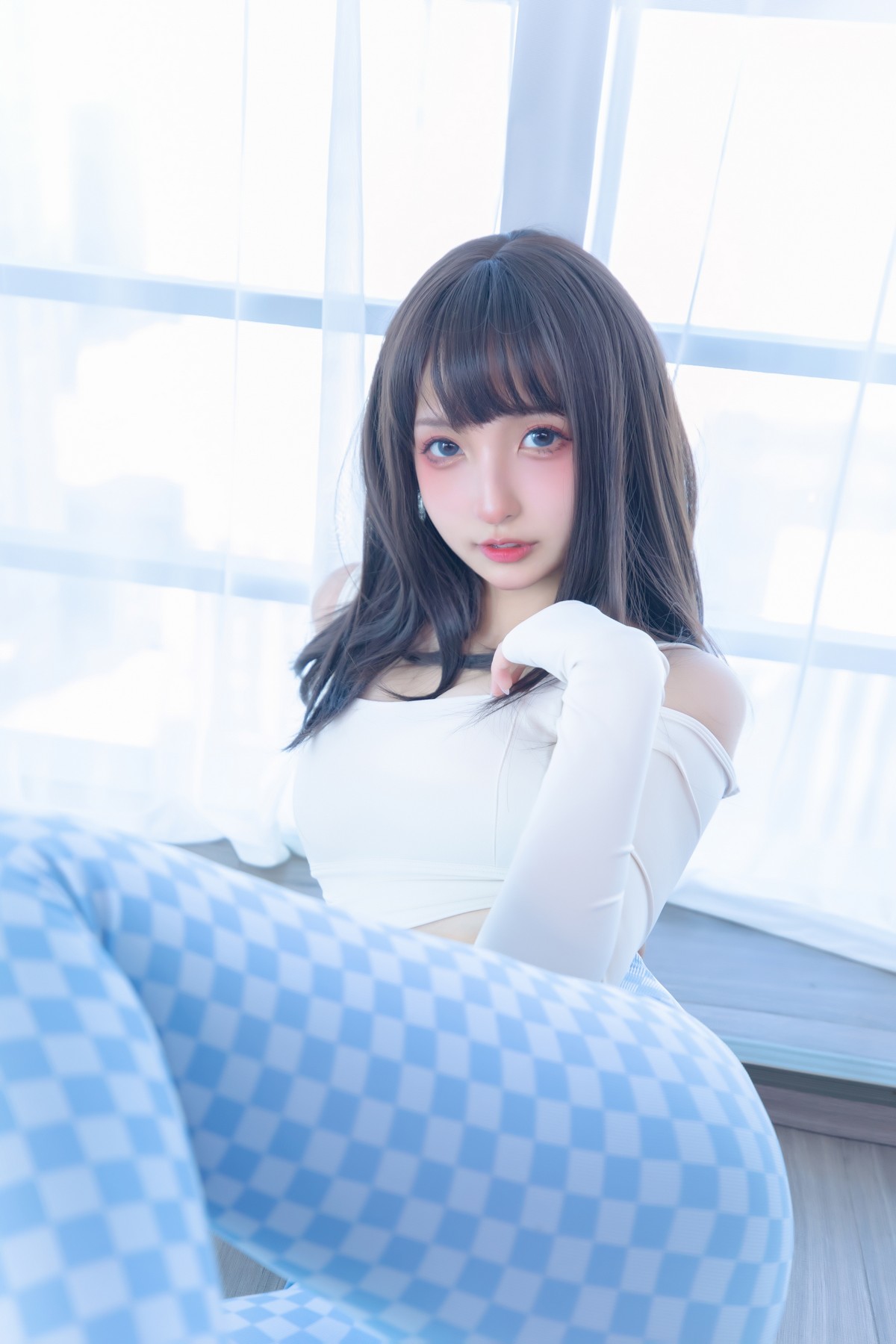 xgyw.top_萝莉美女神楽坂真冬蓝白格主题室内性感白色抹胸上衣配紧身运动裤撩人写真75P