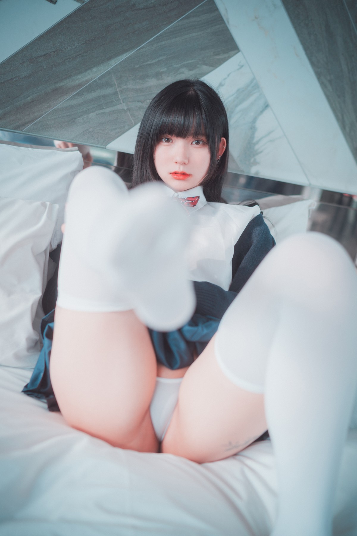 xgyw.top_[DJAWA]No.034_模特Hizzy_Self Satisfaction主题白色内裤配白丝袜秀翘臀诱惑写真88P