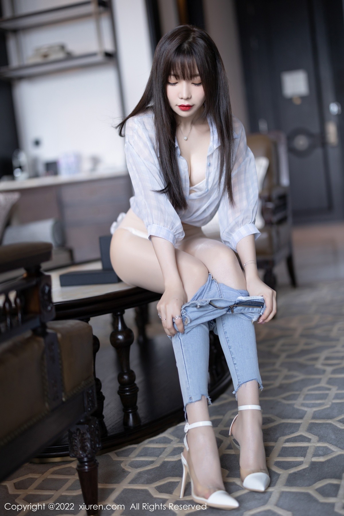 xgyw.top_XiuRen第4976期_女神芝芝Booty轻透浅色格子衣配牛仔裤半脱露超薄肉丝诱惑写真110P