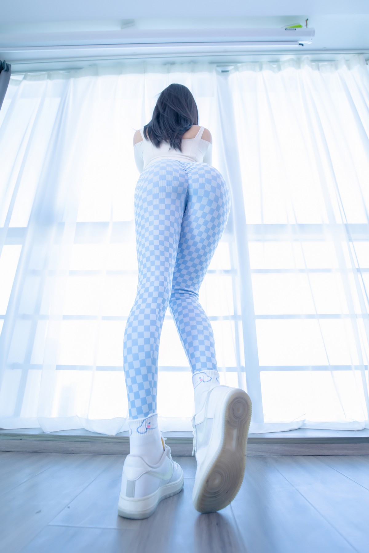 xgyw.top_萝莉美女神楽坂真冬蓝白格主题室内性感白色抹胸上衣配紧身运动裤撩人写真75P