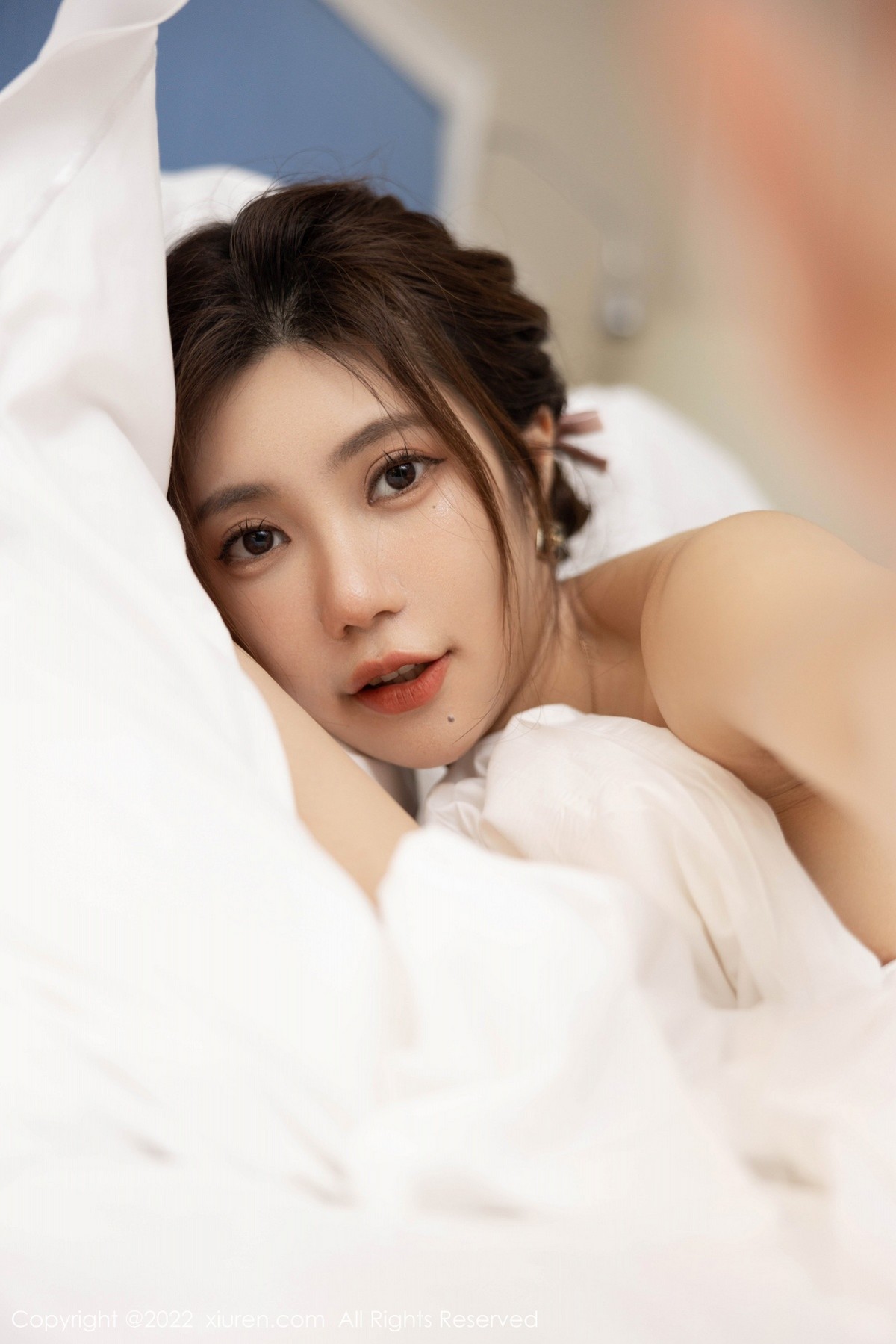 xgyw.top_XiuRen第4977期_女神绮里嘉ula海南心愿旅拍床上大尺度半脱秀惹火身材诱惑写真63P