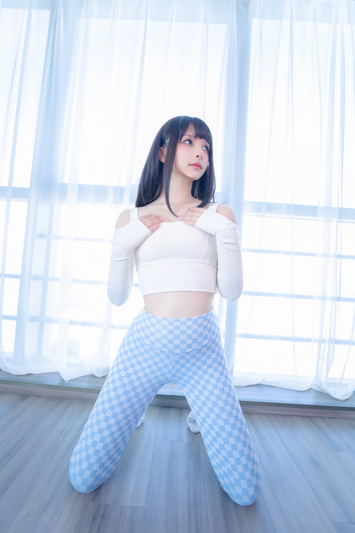 xgyw.top_萝莉美女神楽坂真冬蓝白格主题室内性感白色抹胸上衣配紧身运动裤撩人写真75P