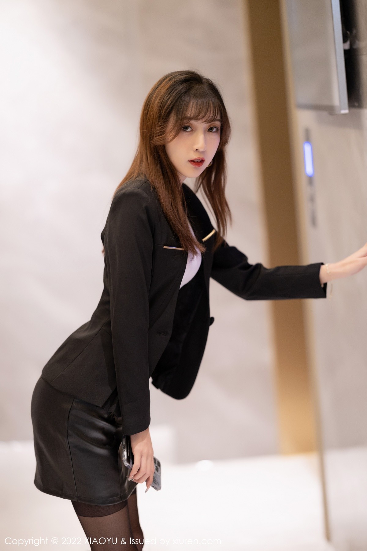 xgyw.top_[XiaoYu画语界]Vol.775_模特林星阑深蓝外衣配黑短裙露红色蕾丝内衣配超薄黑丝诱惑写真80P