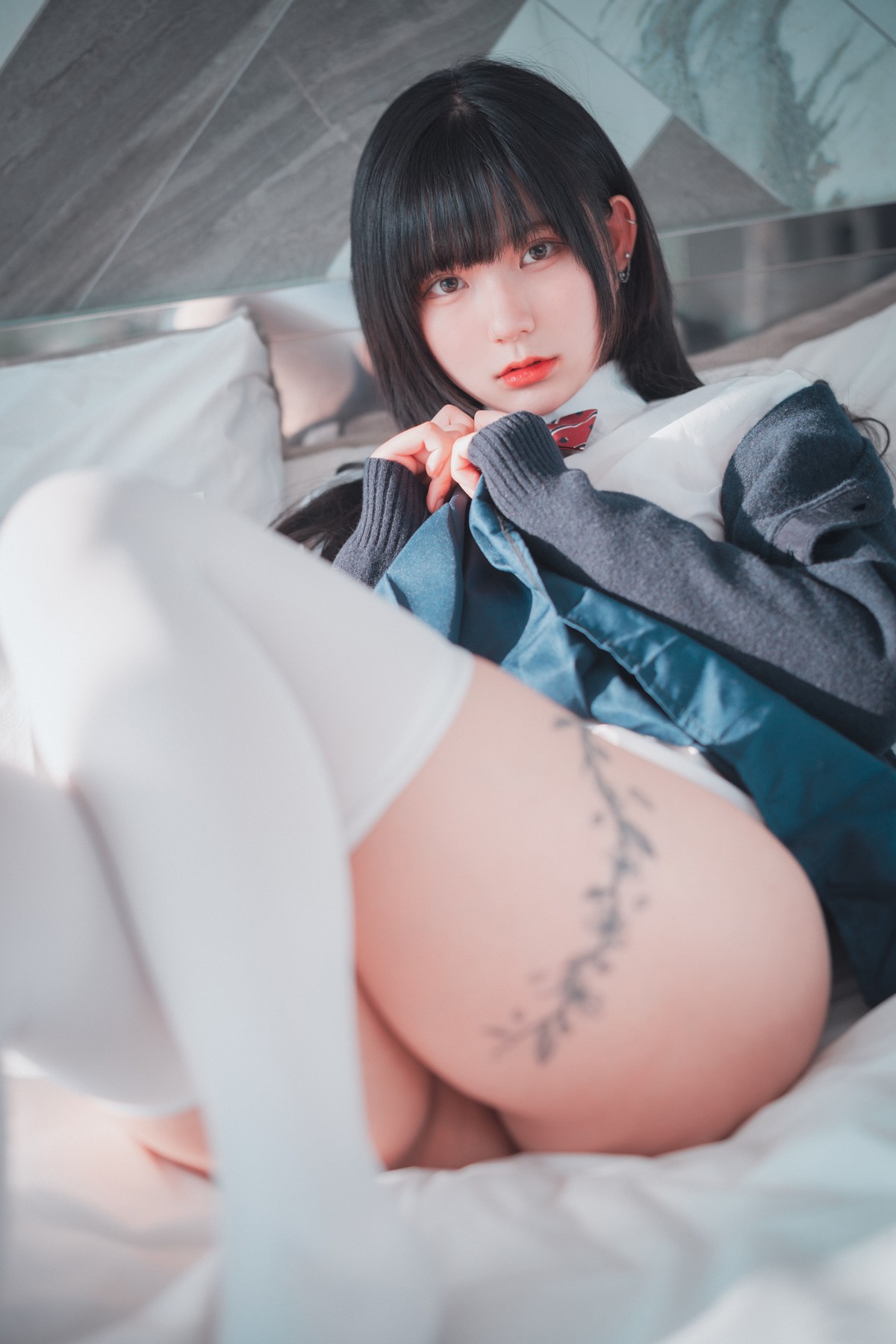 xgyw.top_[DJAWA]No.034_模特Hizzy_Self Satisfaction主题白色内裤配白丝袜秀翘臀诱惑写真88P