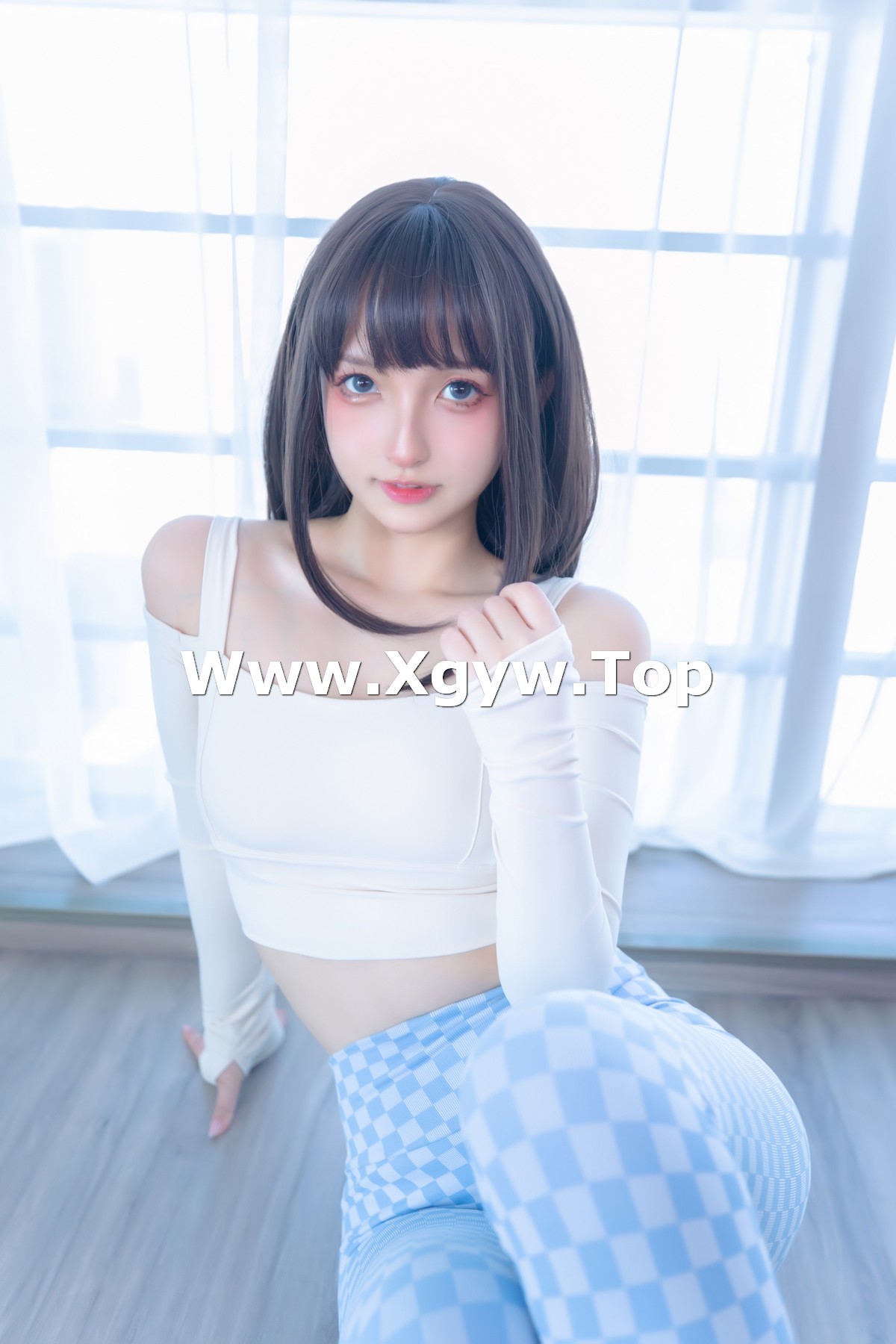 xgyw.top_萝莉美女神楽坂真冬蓝白格主题室内性感白色抹胸上衣配紧身运动裤撩人写真75P