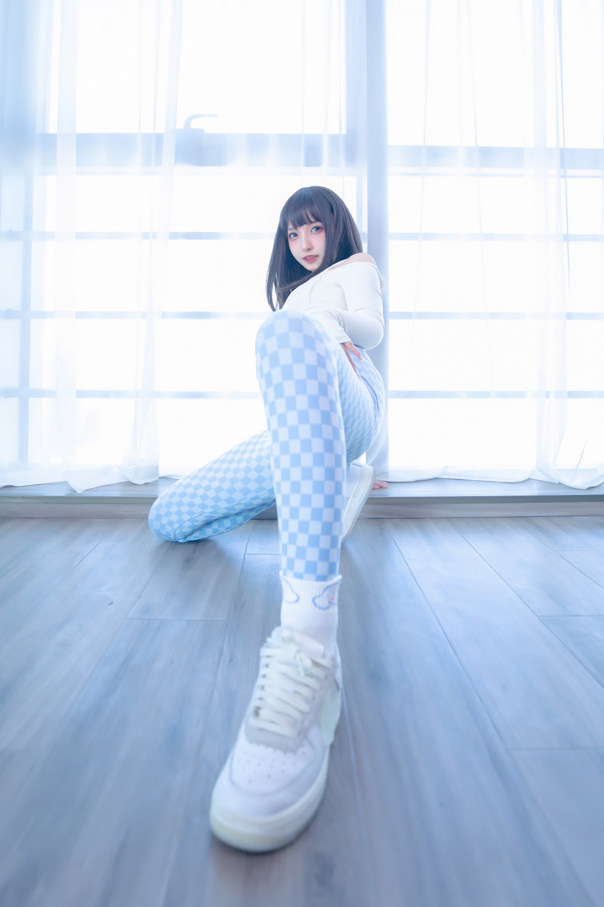 xgyw.top_萝莉美女神楽坂真冬蓝白格主题室内性感白色抹胸上衣配紧身运动裤撩人写真75P