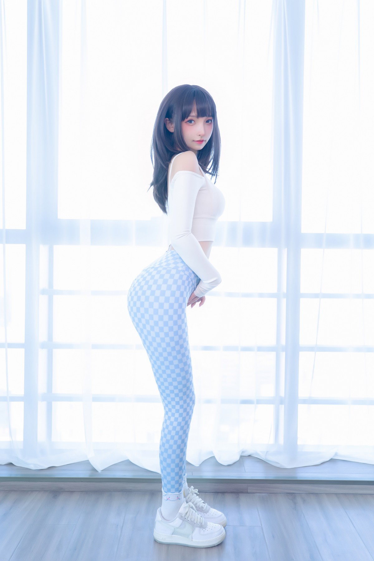 xgyw.top_萝莉美女神楽坂真冬蓝白格主题室内性感白色抹胸上衣配紧身运动裤撩人写真75P