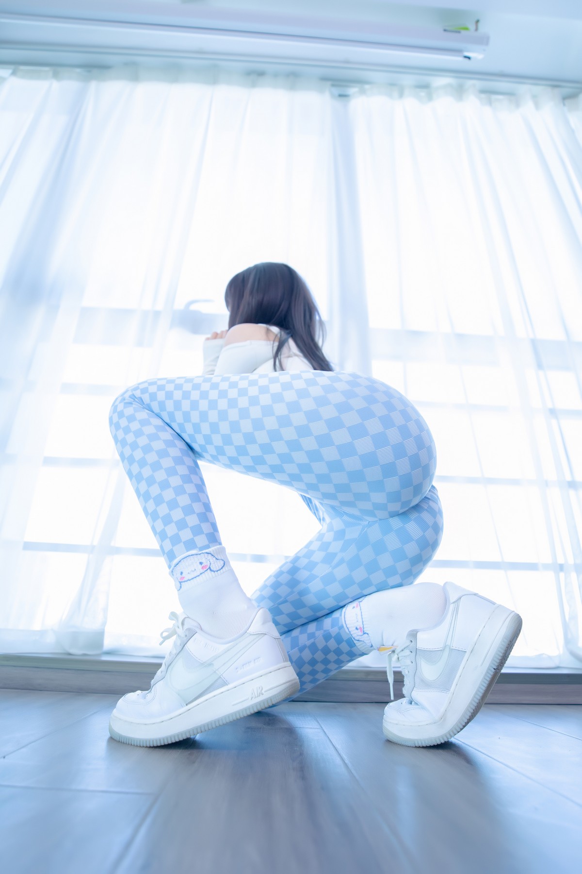 xgyw.top_萝莉美女神楽坂真冬蓝白格主题室内性感白色抹胸上衣配紧身运动裤撩人写真75P