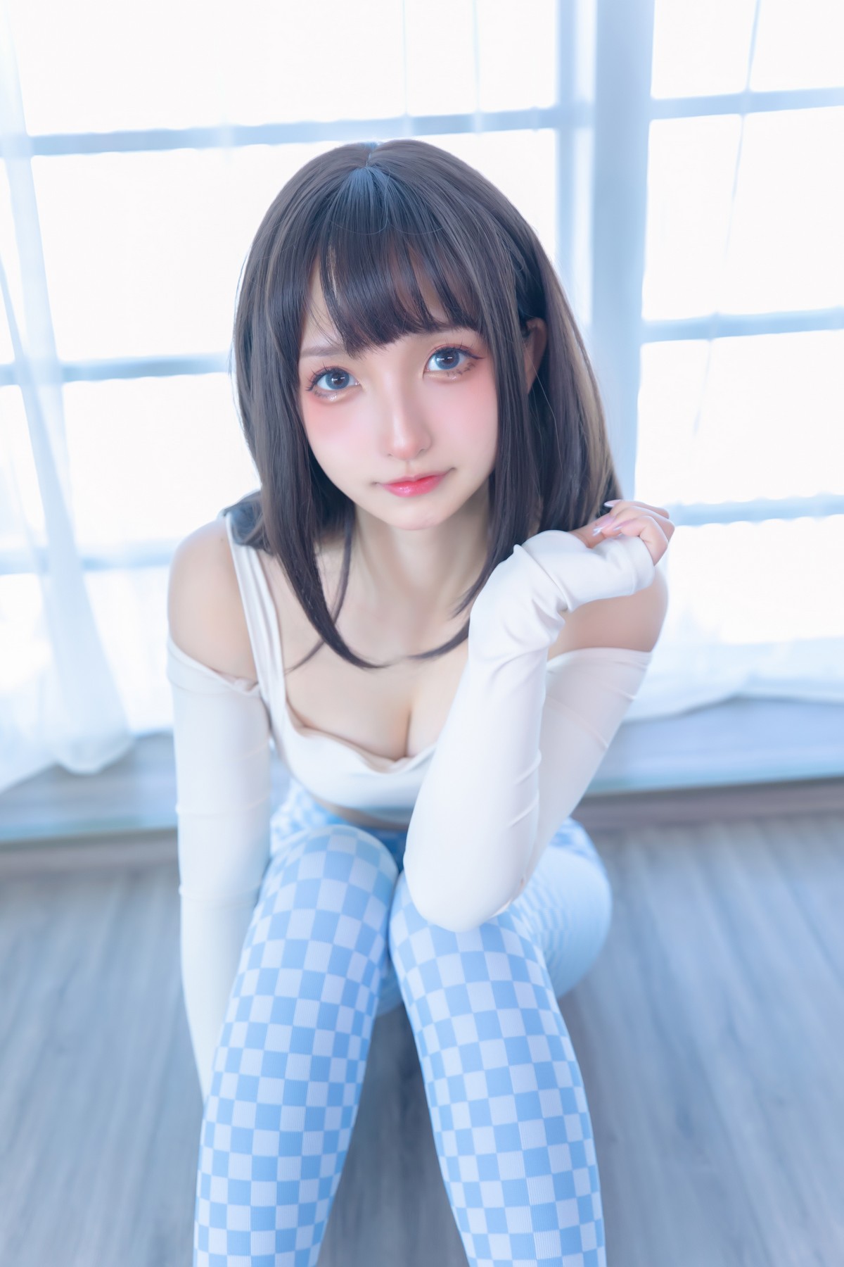 xgyw.top_萝莉美女神楽坂真冬蓝白格主题室内性感白色抹胸上衣配紧身运动裤撩人写真75P
