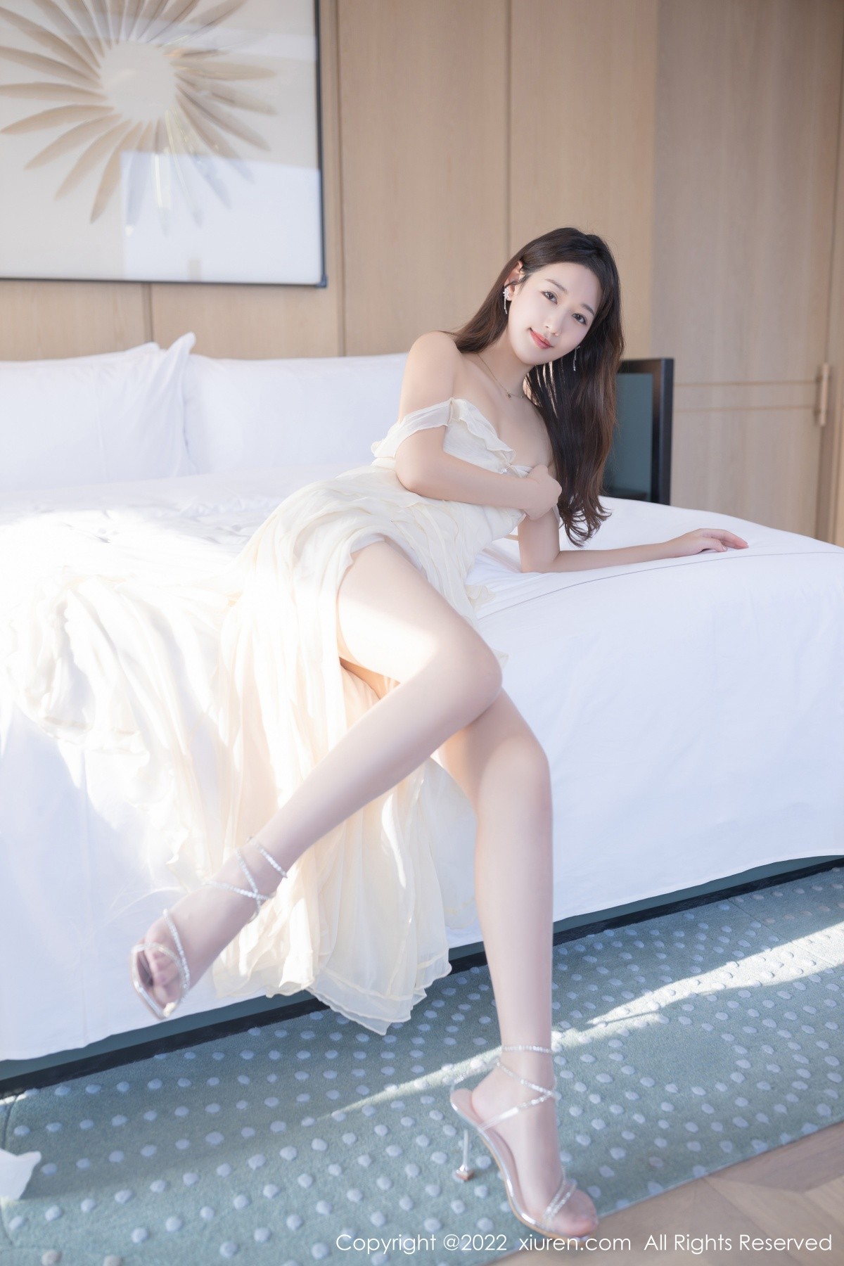 xgyw.top_XiuRen第4985期_模特唐安琪珠三角旅拍米黄色吊带长裙配无内灰丝惹火诱惑写真74P