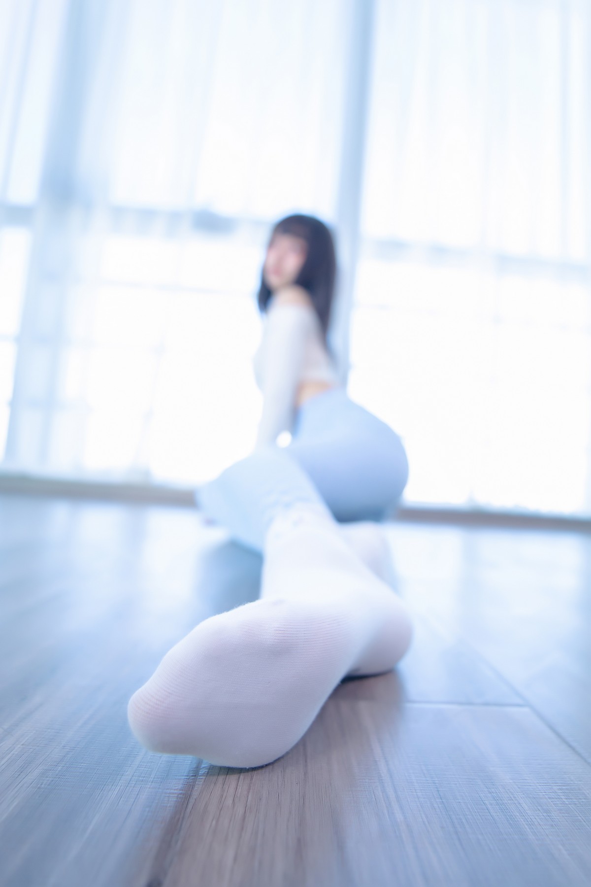 xgyw.top_萝莉美女神楽坂真冬蓝白格主题室内性感白色抹胸上衣配紧身运动裤撩人写真75P