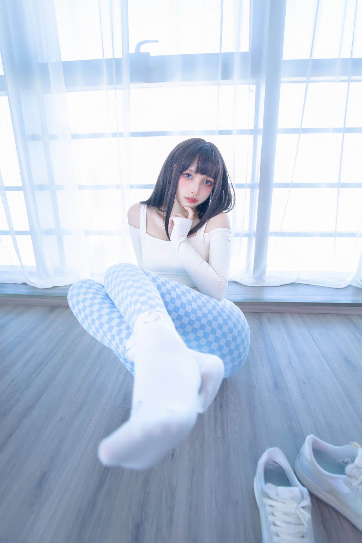 xgyw.top_萝莉美女神楽坂真冬蓝白格主题室内性感白色抹胸上衣配紧身运动裤撩人写真75P