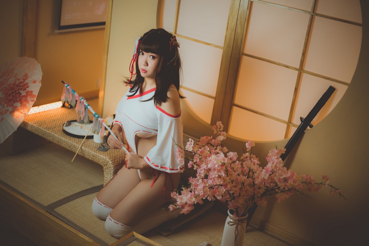 xgyw.top_微博红人甜糖大魔王妈妈子巫女主题私房日系服饰高叉连体衣秀翘臀美腿诱惑写真33P