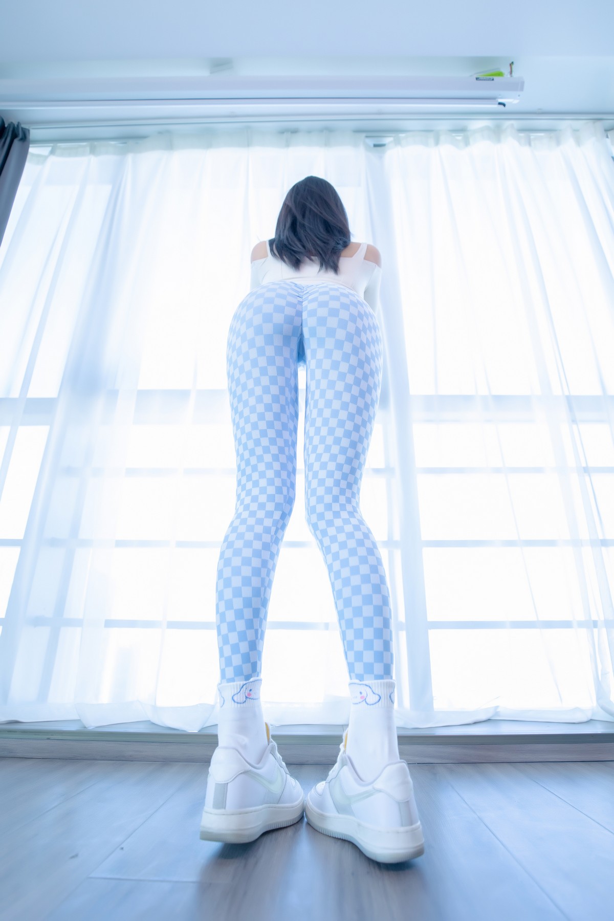 xgyw.top_萝莉美女神楽坂真冬蓝白格主题室内性感白色抹胸上衣配紧身运动裤撩人写真75P