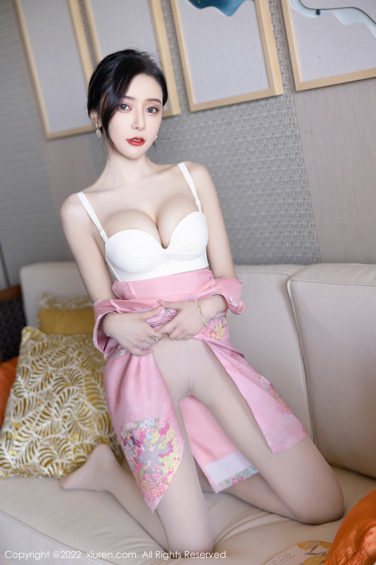 xgyw.top_XiuRen第5007期_女神王馨瑶yanni厦门旅拍脱粉红旗袍露性感内衣超薄肉丝诱惑写真85P