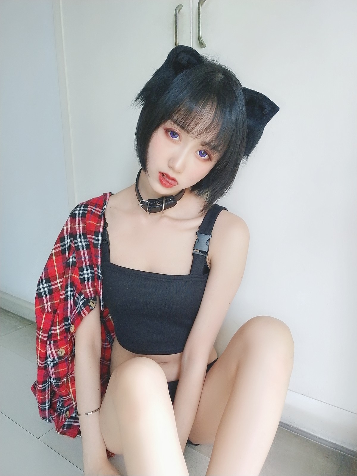 xgyw.top_萌系小姐姐木绵绵OwO不良猫主题私房脱红色衬衫露性感黑色内衣完美诱惑写真44P