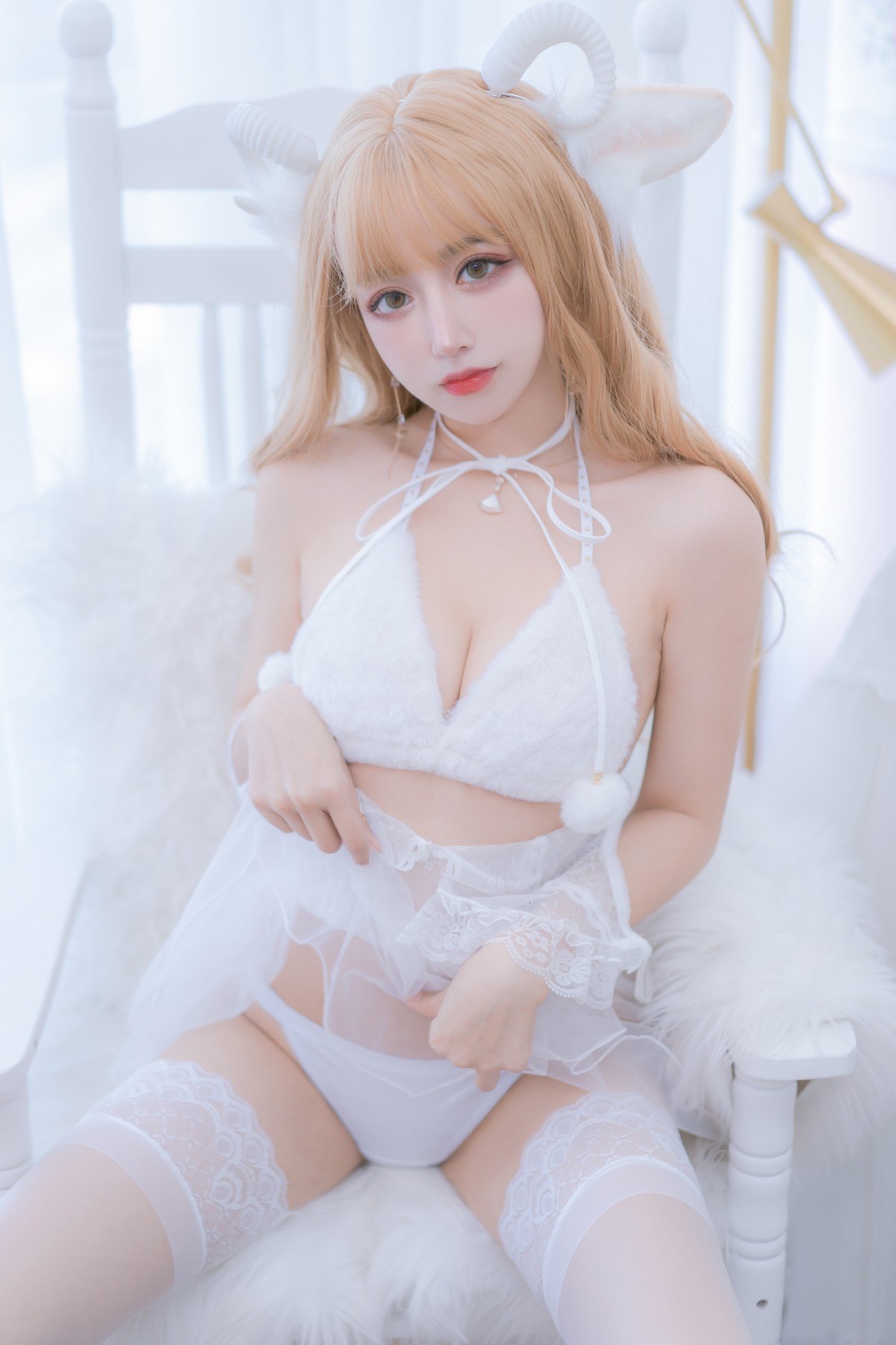 xgyw.top_斗鱼主播过期米线线喵小羊咩生日限定主题私房性感白色内衣配蕾丝袜诱惑写真69P