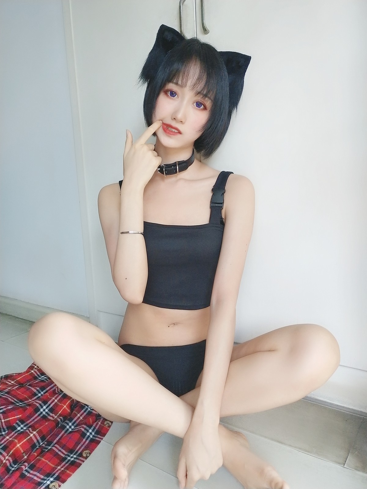 xgyw.top_萌系小姐姐木绵绵OwO不良猫主题私房脱红色衬衫露性感黑色内衣完美诱惑写真44P