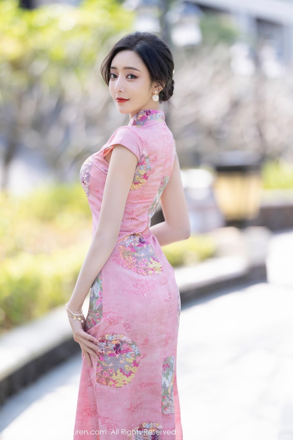 xgyw.top_XiuRen第5007期_女神王馨瑶yanni厦门旅拍脱粉红旗袍露性感内衣超薄肉丝诱惑写真85P