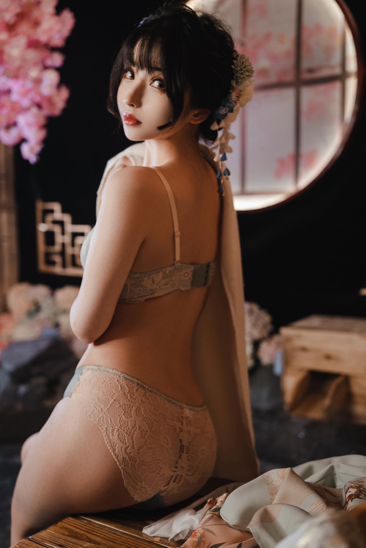 xgyw.top_网络美女rioko凉凉子温泉旅行主题私房脱日系服饰露性感蕾丝内衣迷人诱惑写真31P