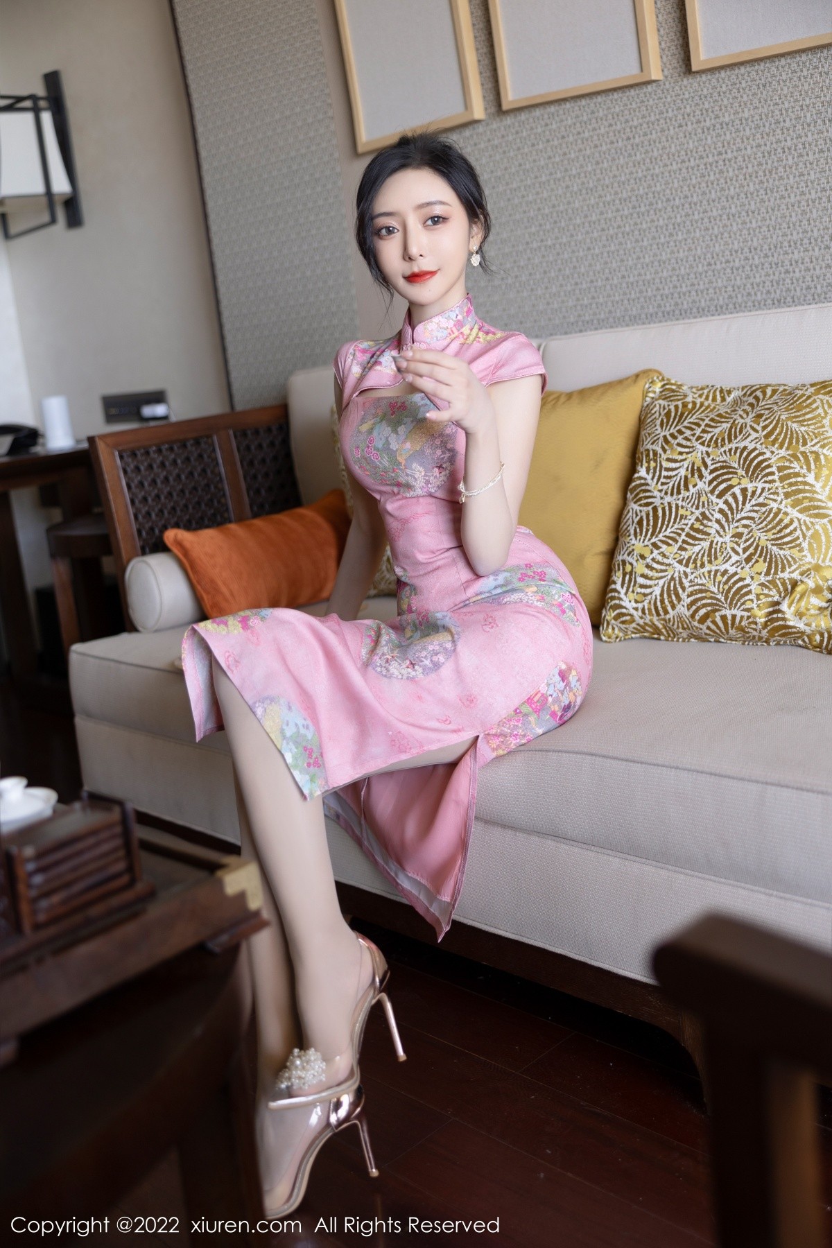 xgyw.top_XiuRen第5007期_女神王馨瑶yanni厦门旅拍脱粉红旗袍露性感内衣超薄肉丝诱惑写真85P