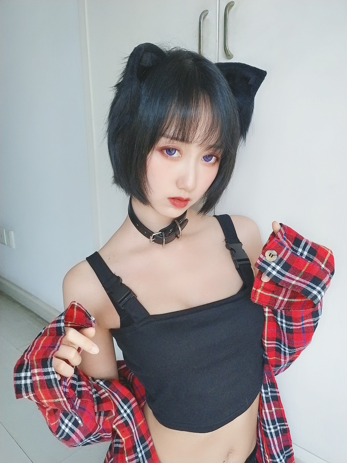 xgyw.top_萌系小姐姐木绵绵OwO不良猫主题私房脱红色衬衫露性感黑色内衣完美诱惑写真44P