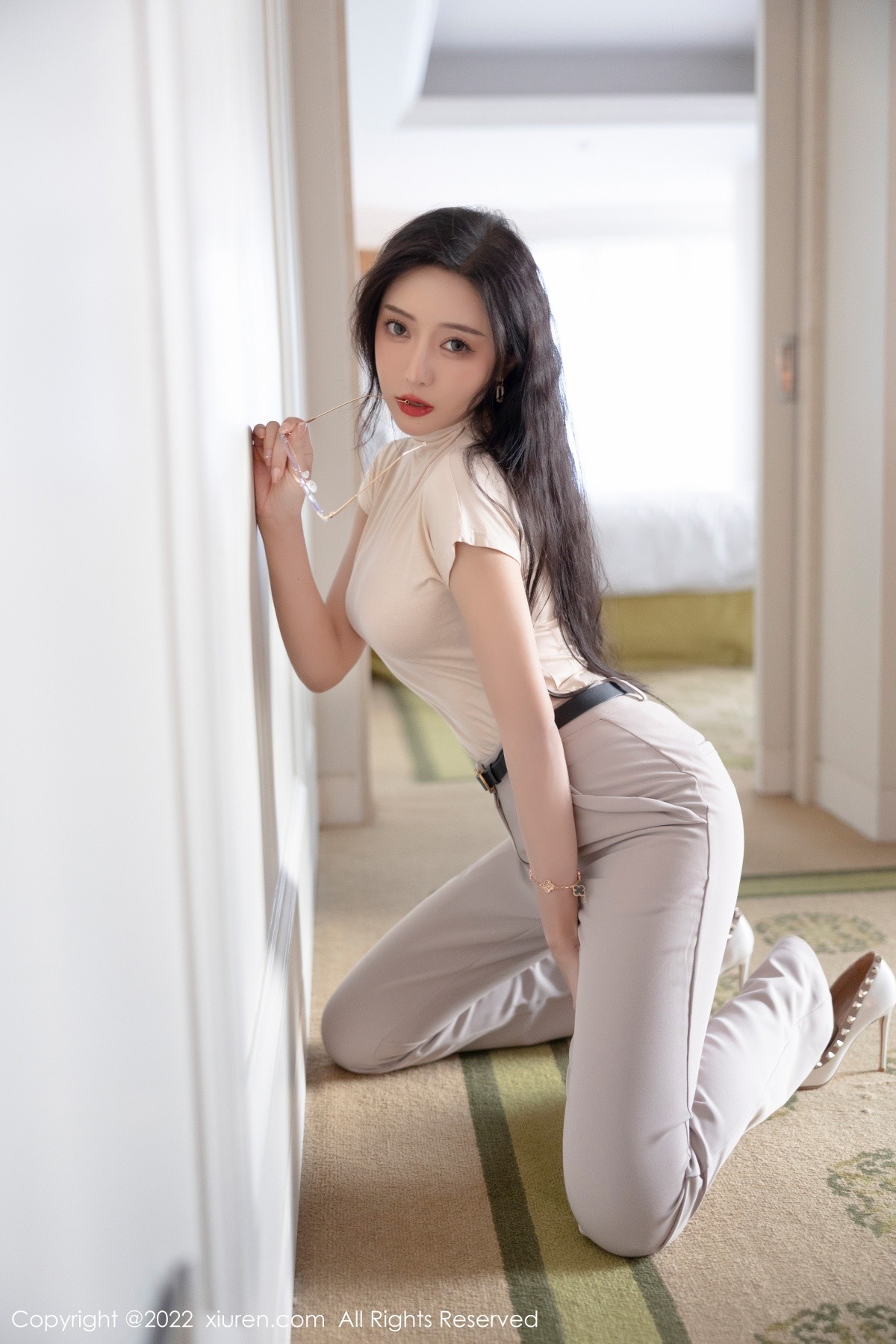 xgyw.top_XiuRen第5015期_女神王馨瑶yanni厦门旅拍OL装扮半脱露性感内衣完美诱惑写真108P