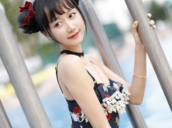 萌系大姐姐木绵绵OwO草莓比基尼泳衣主题户外泳池性感泳装秀完美身材骚扰写真40P