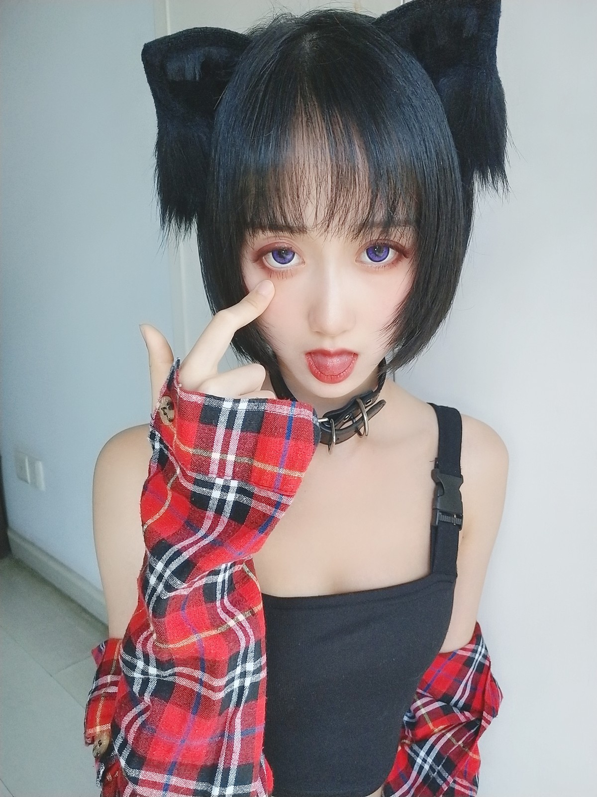 xgyw.top_萌系小姐姐木绵绵OwO不良猫主题私房脱红色衬衫露性感黑色内衣完美诱惑写真44P