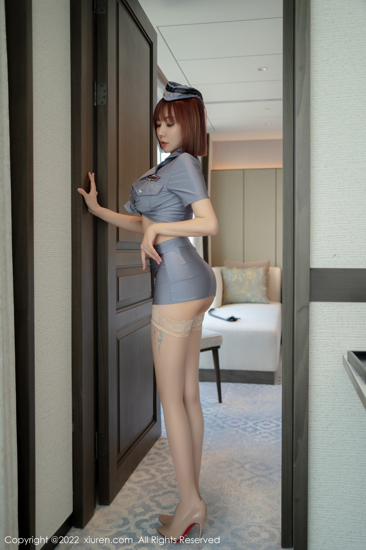 xgyw.top_XiuRen第4990期_御姐果儿Victoria西双版纳旅拍性感灰色制服秀凹凸身材诱惑写真45P