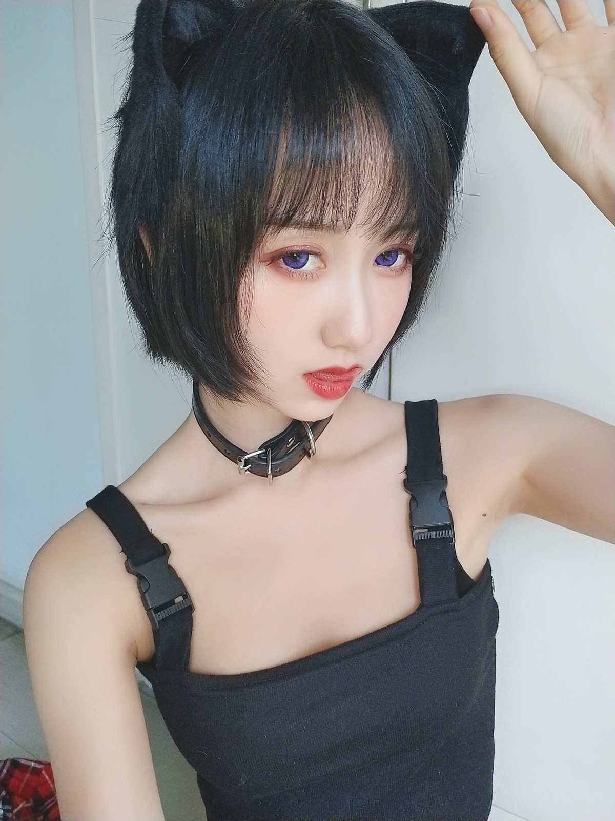 xgyw.top_萌系小姐姐木绵绵OwO不良猫主题私房脱红色衬衫露性感黑色内衣完美诱惑写真44P