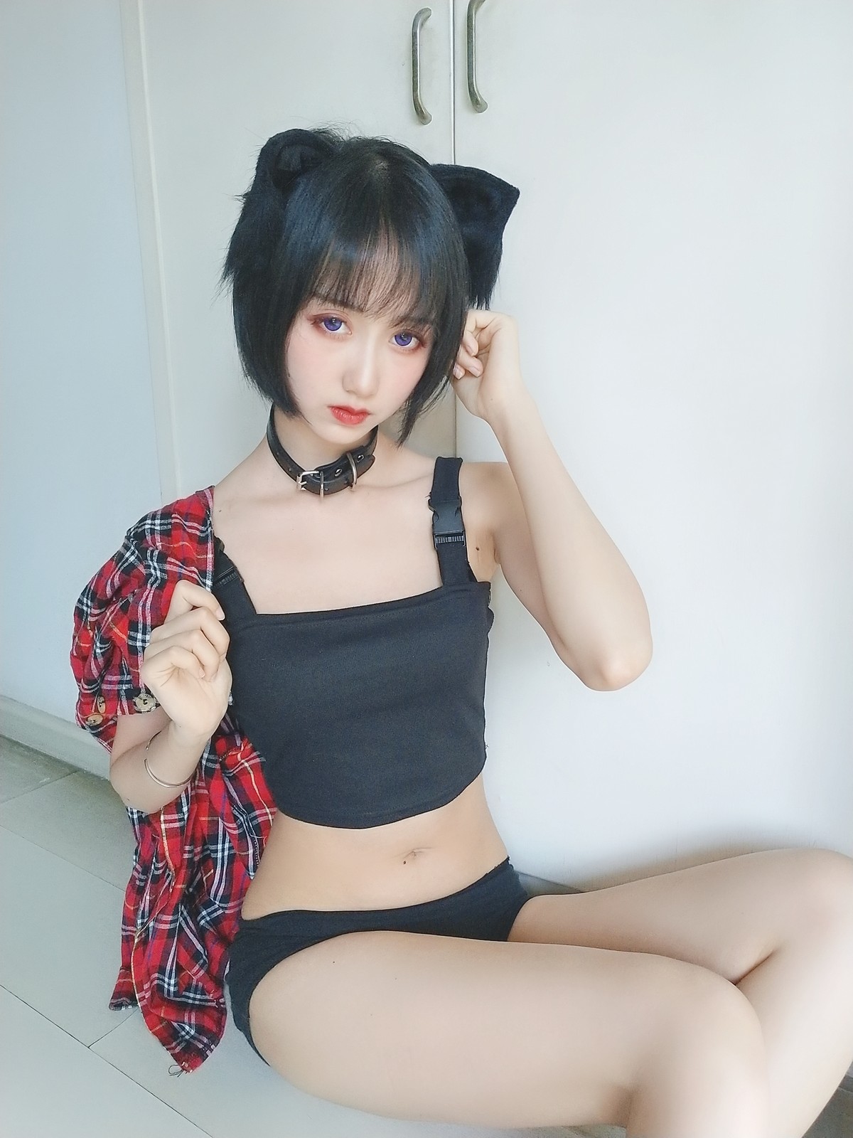xgyw.top_萌系小姐姐木绵绵OwO不良猫主题私房脱红色衬衫露性感黑色内衣完美诱惑写真44P