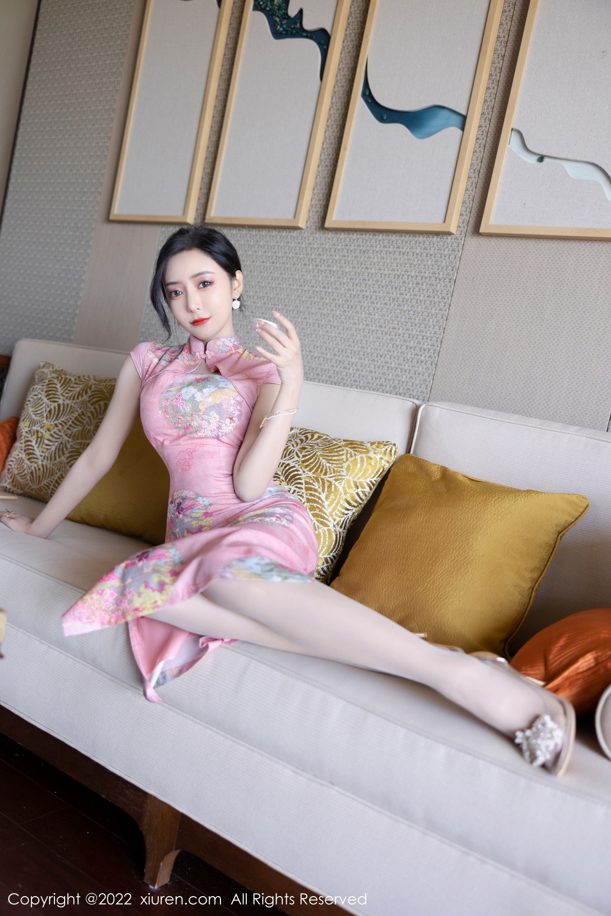 xgyw.top_XiuRen第5007期_女神王馨瑶yanni厦门旅拍脱粉红旗袍露性感内衣超薄肉丝诱惑写真85P