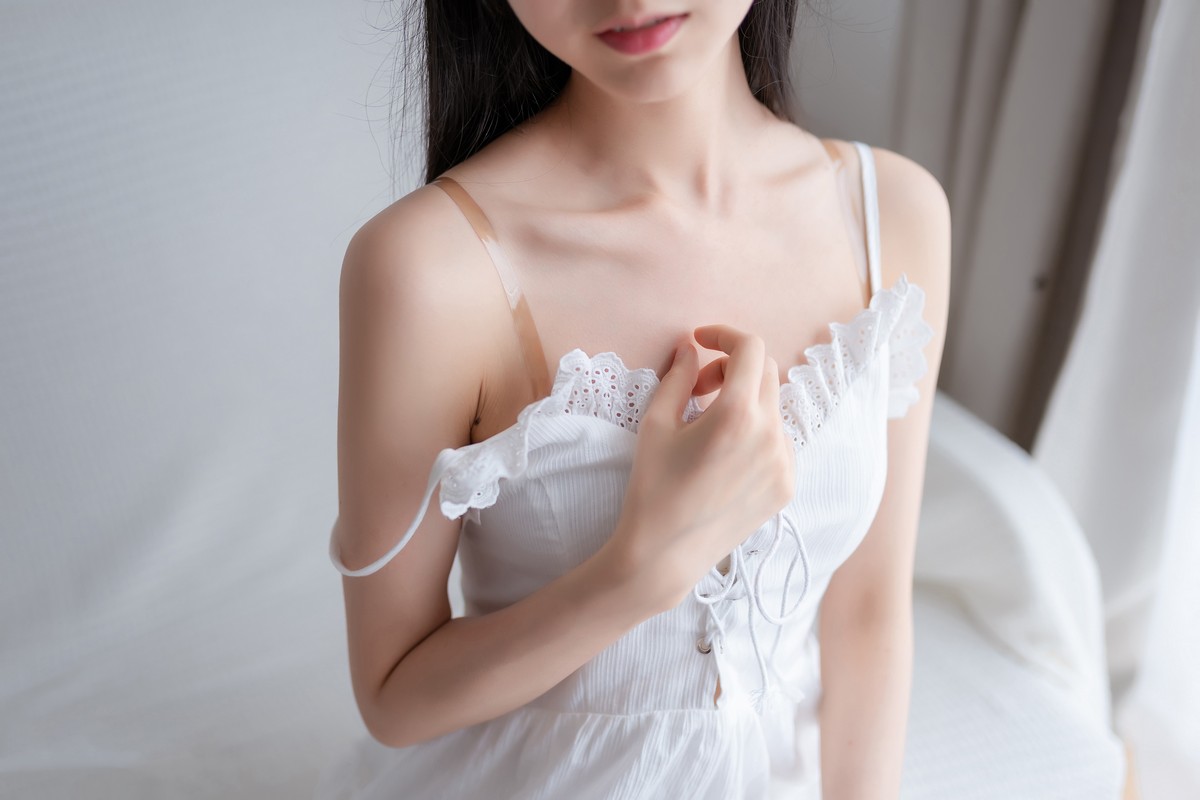 xgyw.top_萌系小姐姐木绵绵OwO白色睡裙主题私房性感睡裙秀白嫩美腿迷人诱惑写真40P