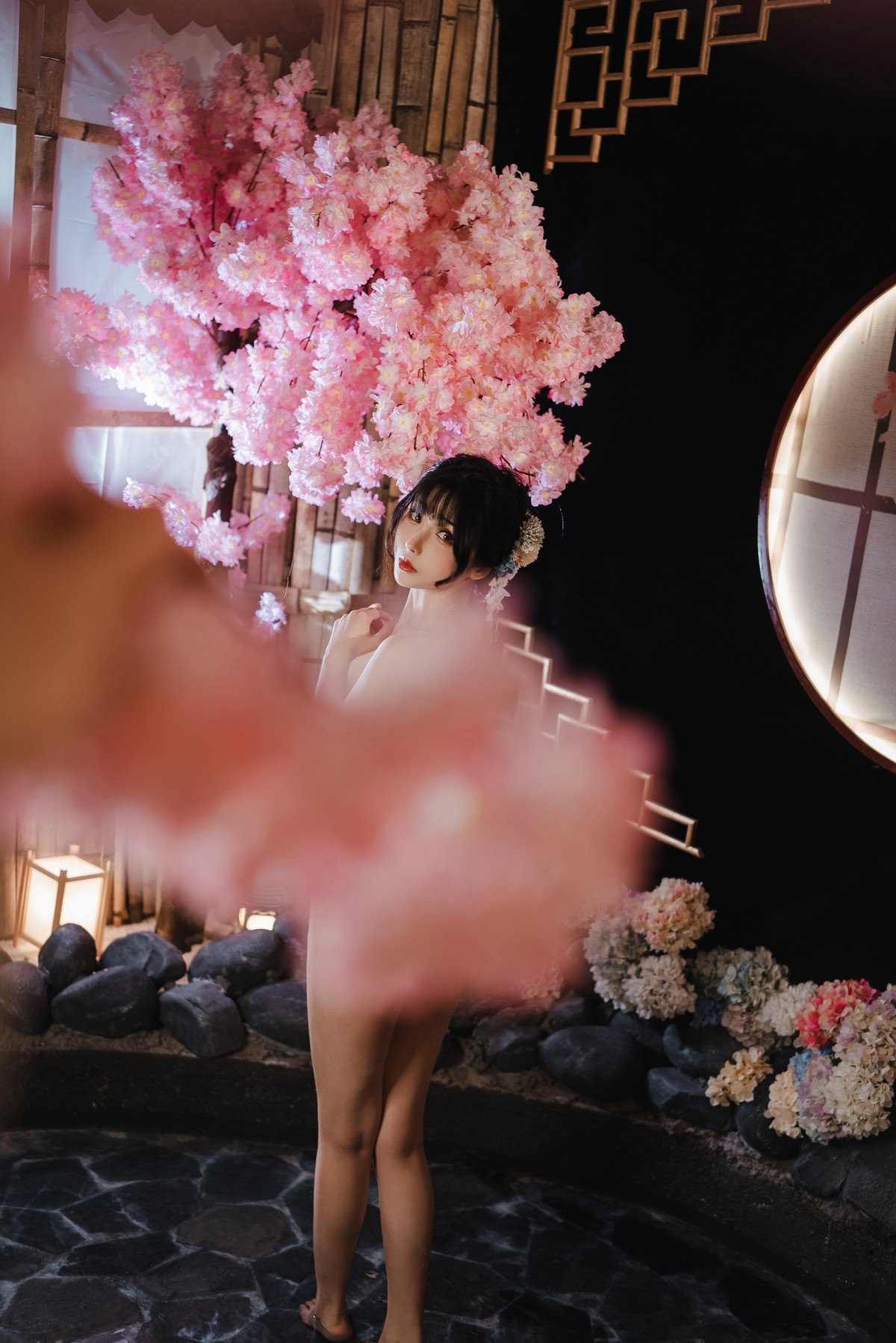 xgyw.top_网络美女rioko凉凉子温泉旅行主题私房脱日系服饰露性感蕾丝内衣迷人诱惑写真31P
