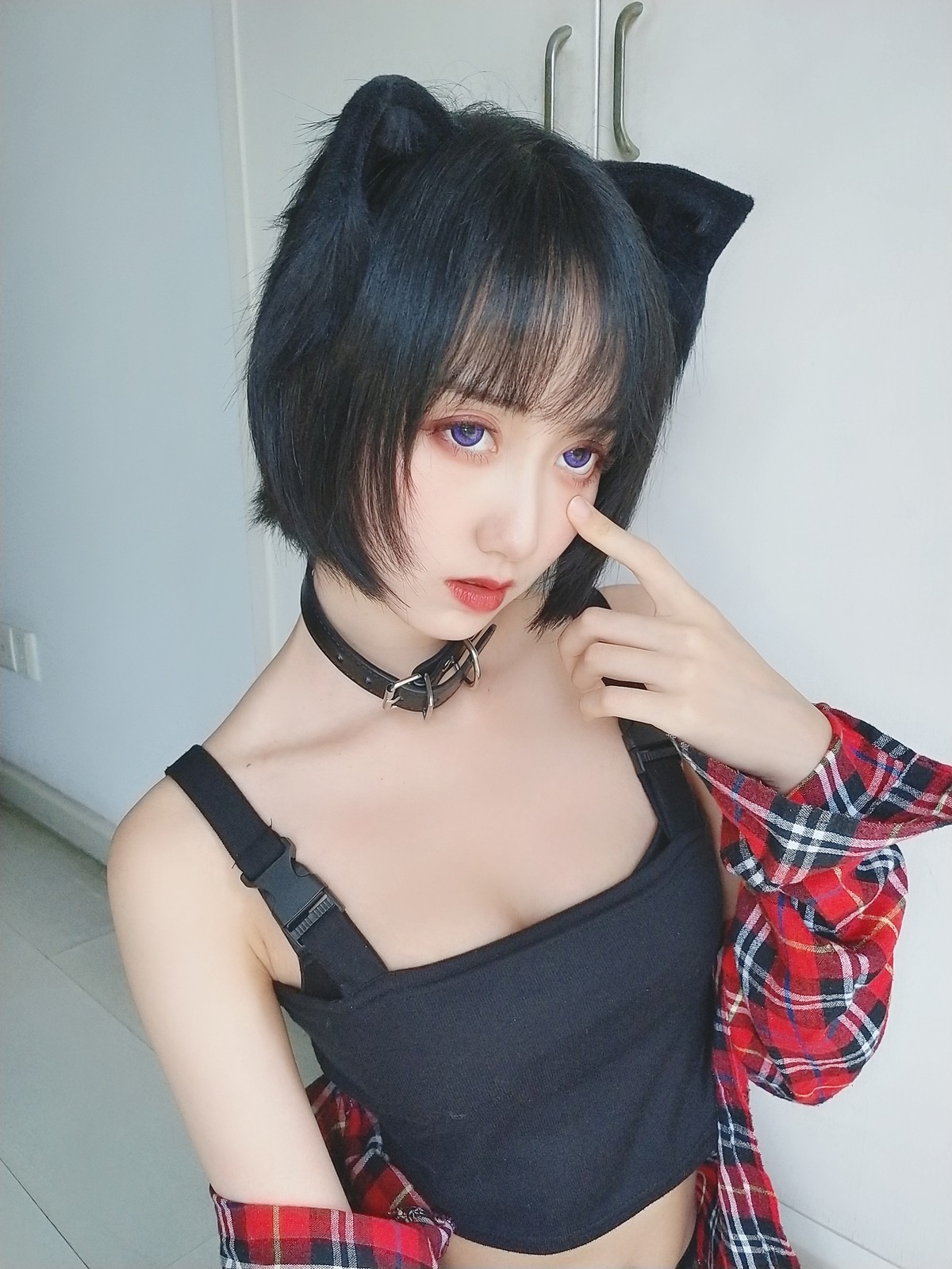 xgyw.top_萌系小姐姐木绵绵OwO不良猫主题私房脱红色衬衫露性感黑色内衣完美诱惑写真44P
