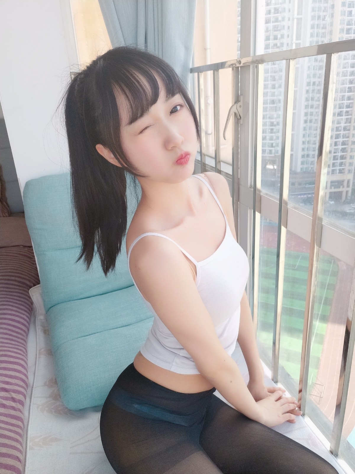 xgyw.top_萌系小姐姐木绵绵OwO居家背心黑丝主题私房性感白色背心配黑丝裤袜诱惑写真40P