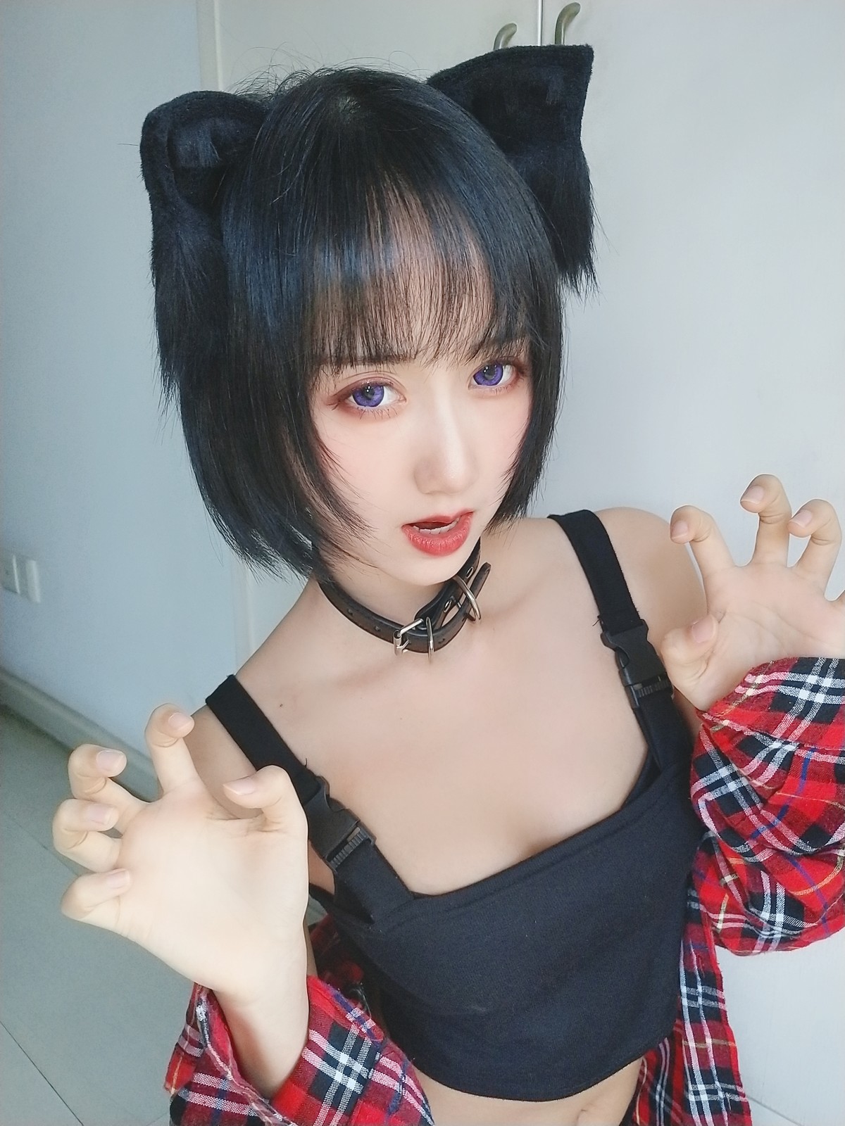 xgyw.top_萌系小姐姐木绵绵OwO不良猫主题私房脱红色衬衫露性感黑色内衣完美诱惑写真44P