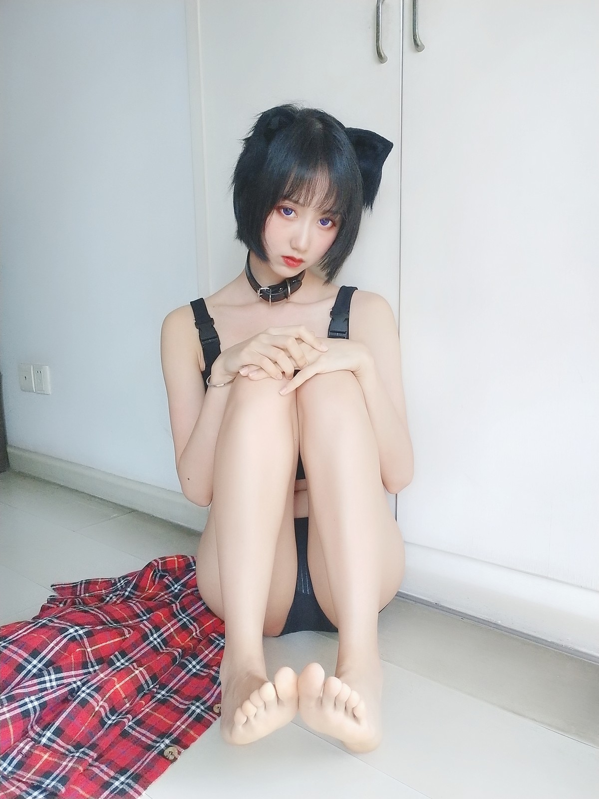 xgyw.top_萌系小姐姐木绵绵OwO不良猫主题私房脱红色衬衫露性感黑色内衣完美诱惑写真44P