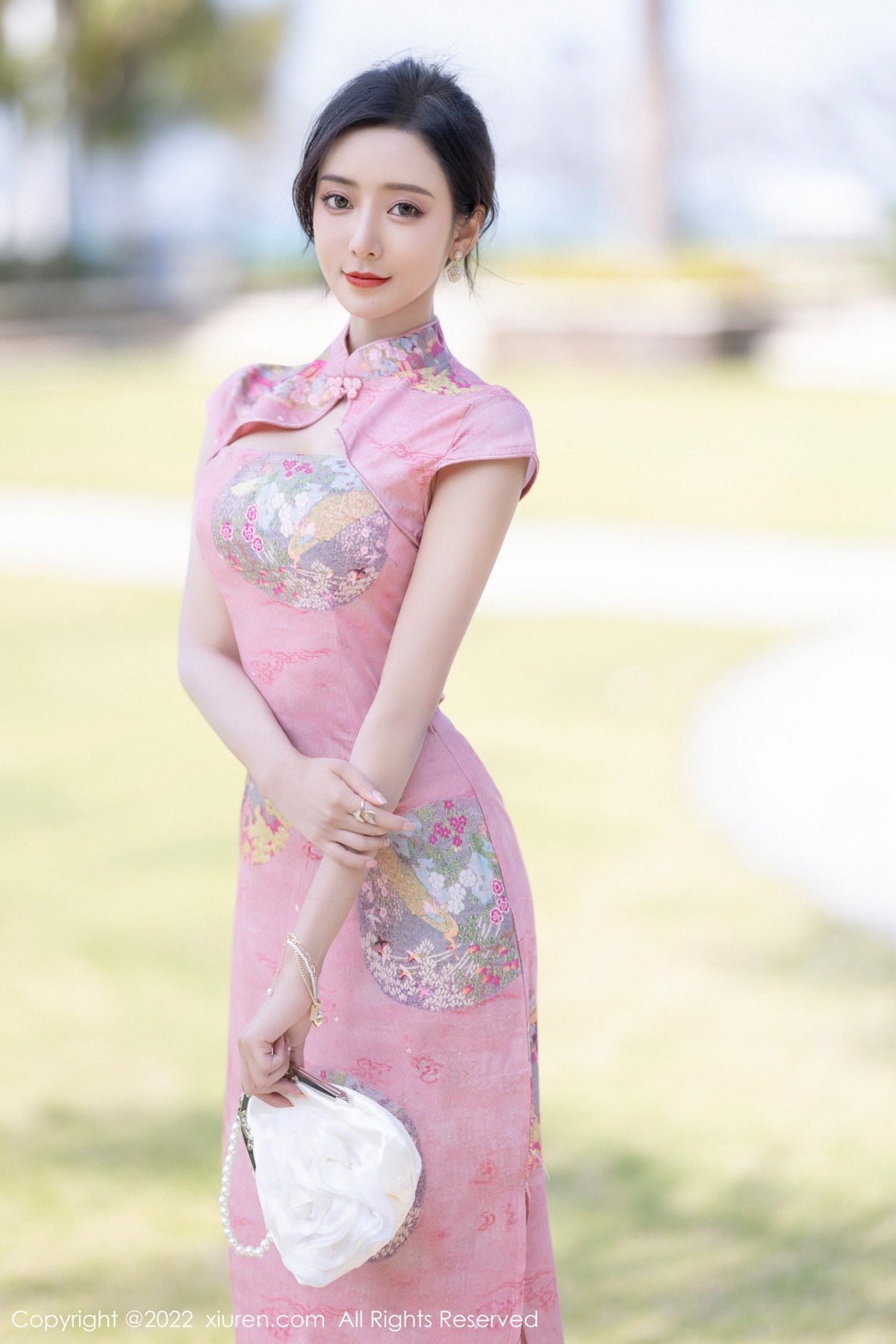 xgyw.top_XiuRen第5007期_女神王馨瑶yanni厦门旅拍脱粉红旗袍露性感内衣超薄肉丝诱惑写真85P