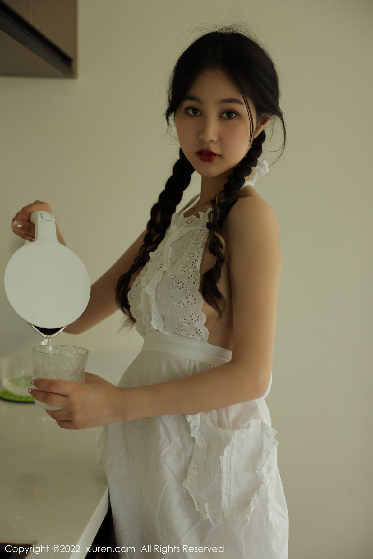 xgyw.top_XiuRen第4992期_模特谢晚晚居家厨娘主题性感白色真空围裙秀翘臀美腿诱惑写真48P