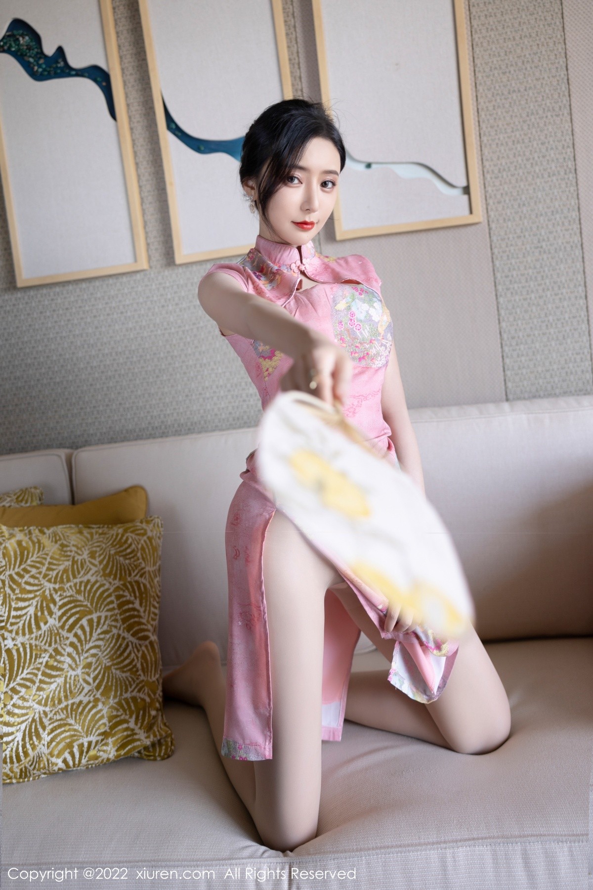 xgyw.top_XiuRen第5007期_女神王馨瑶yanni厦门旅拍脱粉红旗袍露性感内衣超薄肉丝诱惑写真85P