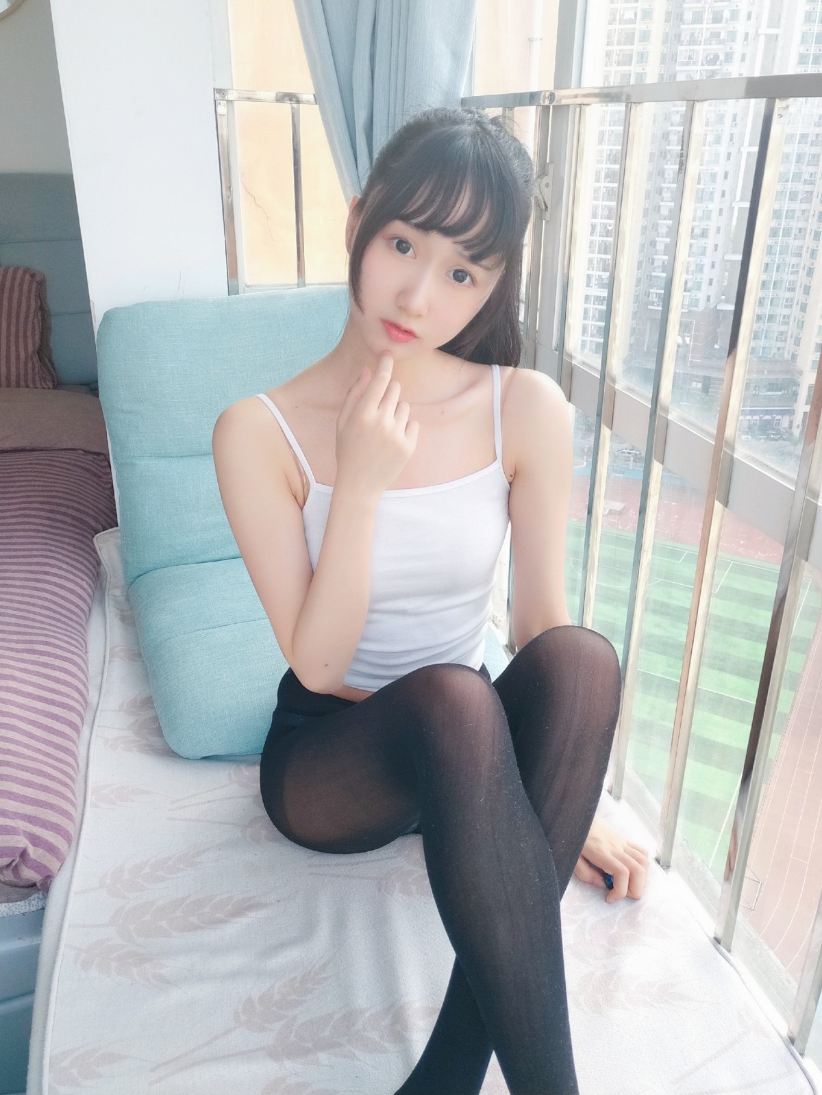 xgyw.top_萌系小姐姐木绵绵OwO居家背心黑丝主题私房性感白色背心配黑丝裤袜诱惑写真40P