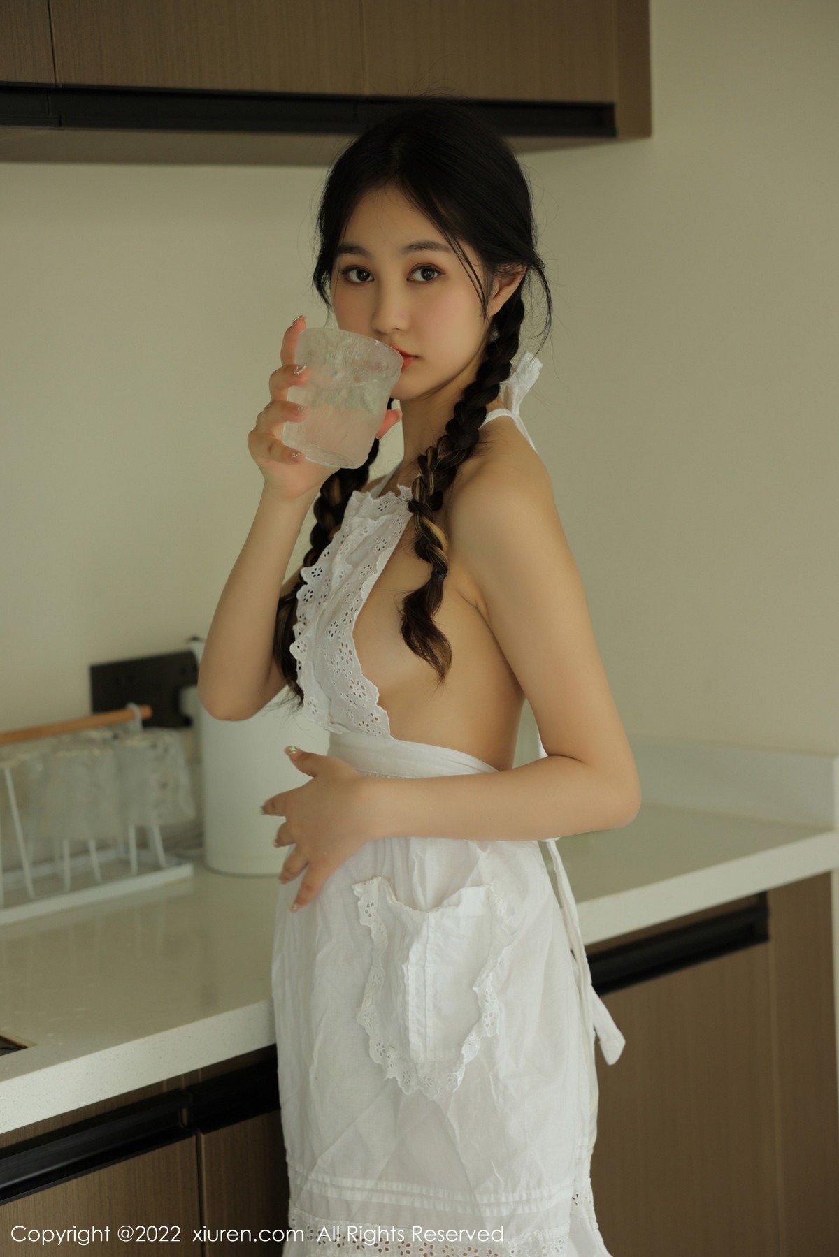 xgyw.top_XiuRen第4992期_模特谢晚晚居家厨娘主题性感白色真空围裙秀翘臀美腿诱惑写真48P