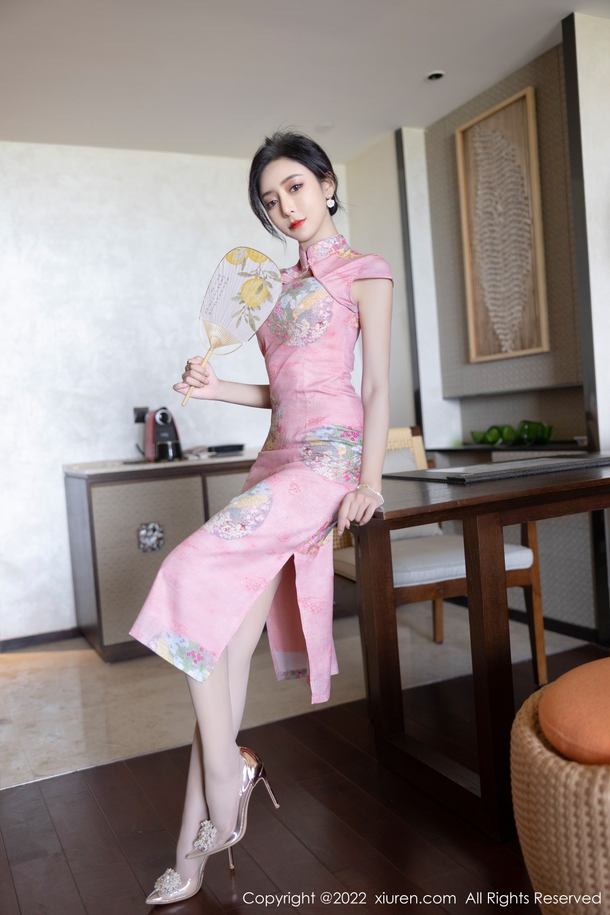 xgyw.top_XiuRen第5007期_女神王馨瑶yanni厦门旅拍脱粉红旗袍露性感内衣超薄肉丝诱惑写真85P
